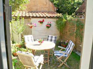 garden-table-300